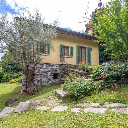 La dependance immersa nel parco della Villa Isabella Stresa Esterno foto